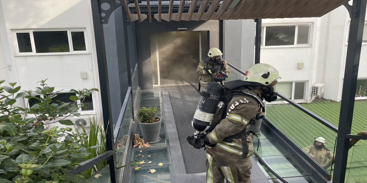 Zeytinburnu'nda teknoloji mağazasının deposunda yangın çıktı