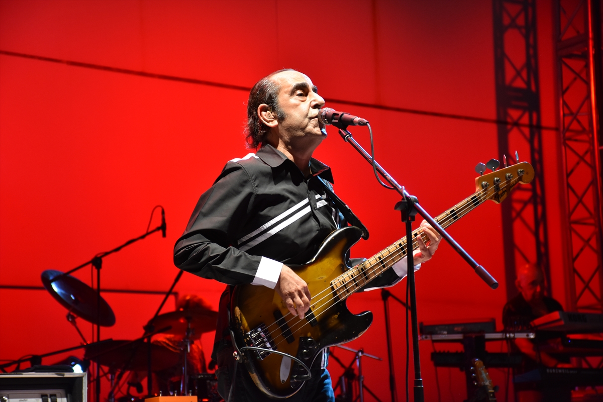 PORTRE - Neşesi ve sahne enerjisiyle hatırlanan MFÖ'nün başarılı ismi: Özkan Uğur