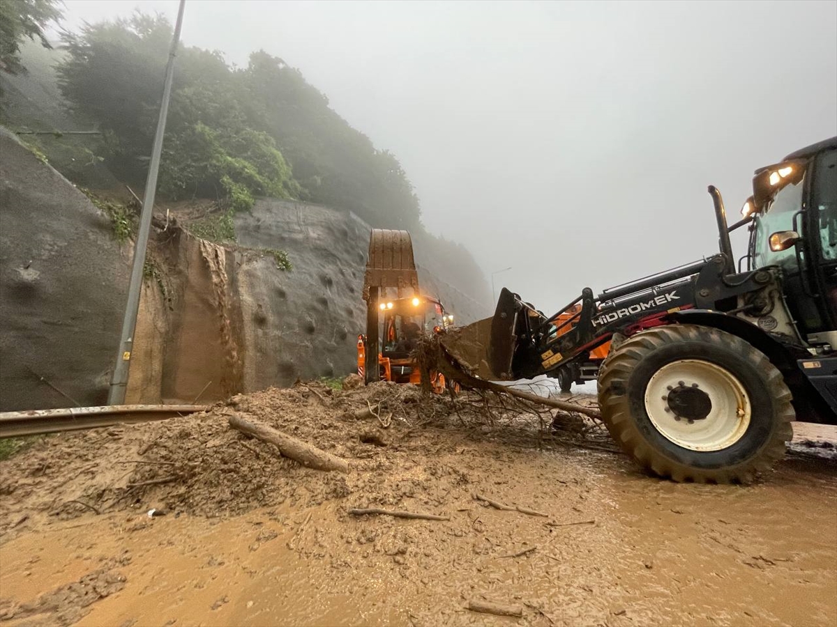Anadolu Otoyolu'nda dağ yamacından kopan kayalar zincirleme kazaya neden oldu