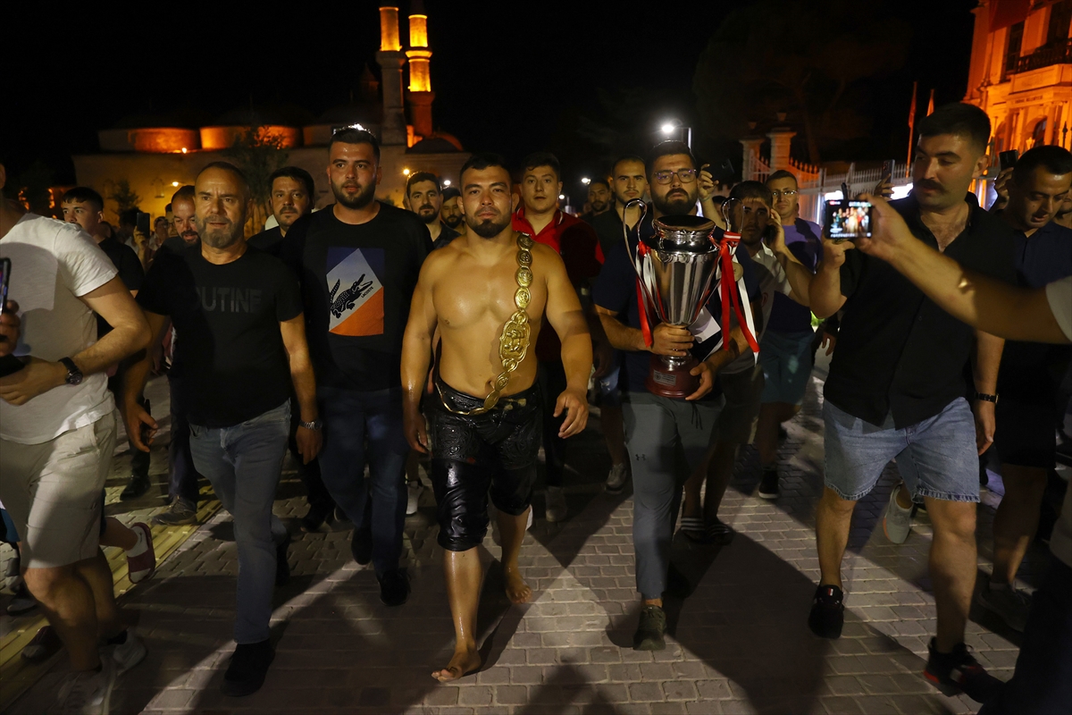 Başpehlivan Yusuf Can Zeybek, hamam geleneğini sürdürdü