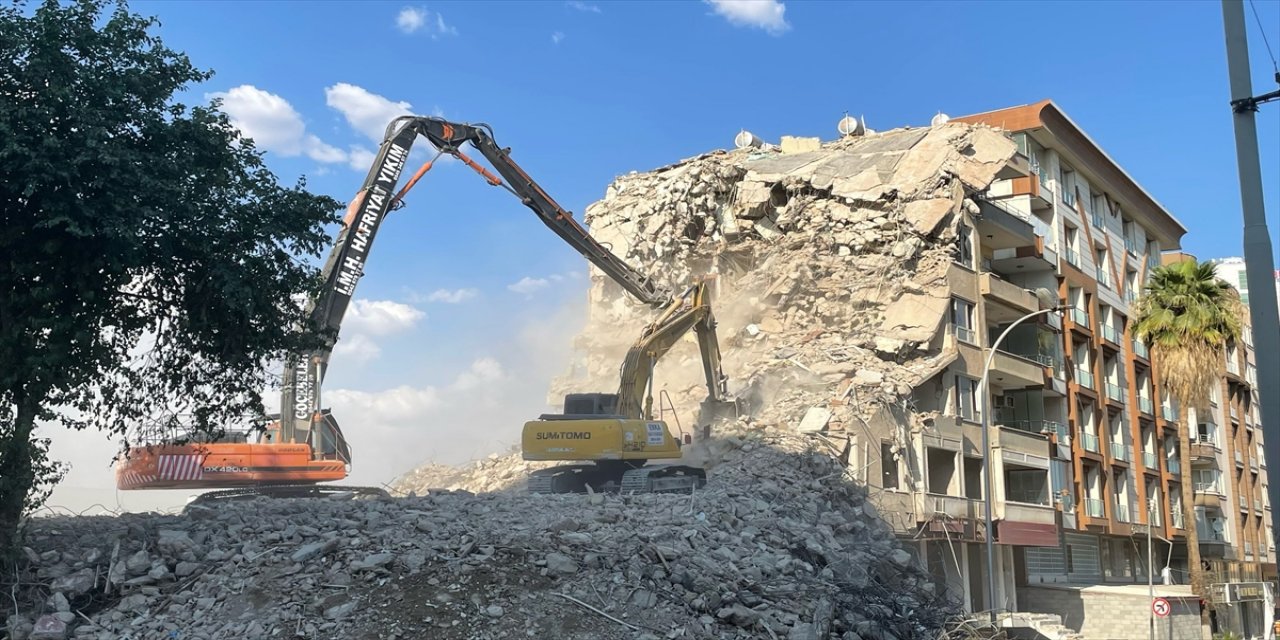 Şanlıurfa'da ağır hasarlı binaların yıkım işlemi devam ediyor.