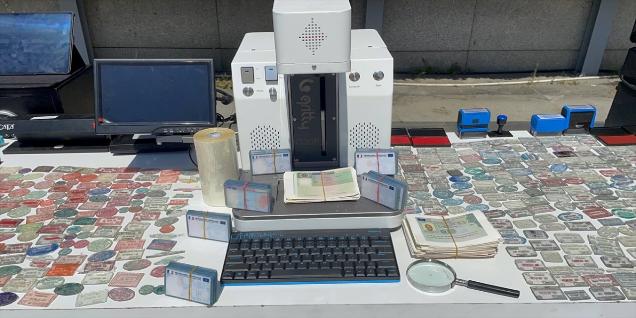 İstanbul'da sahte pasaport, kimlik ve vize hazırlayan şüpheli tutuklandı.