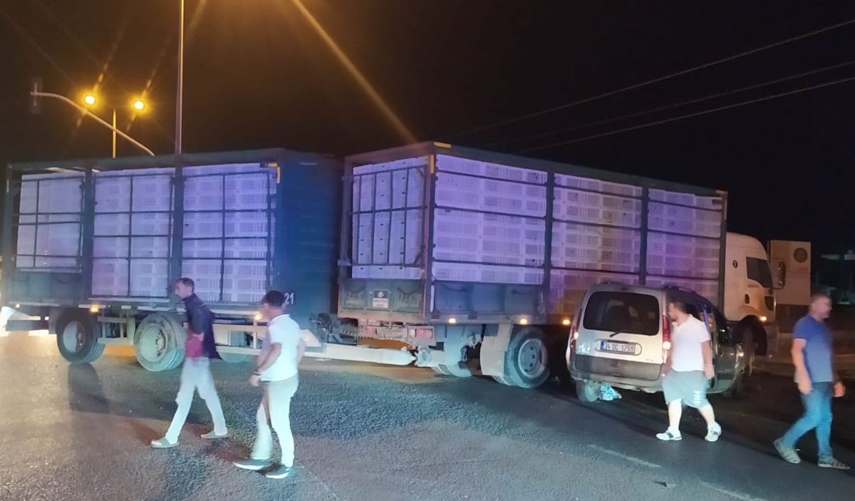 Balıkesir'de kırmızı ışıkta geçen hafif ticari aracın tırla çarpışması sonucu 9 kişi yaralandı