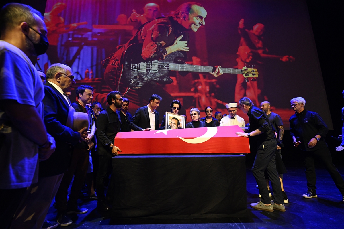 Sanatçı Özkan Uğur için AKM'de tören düzenlendi