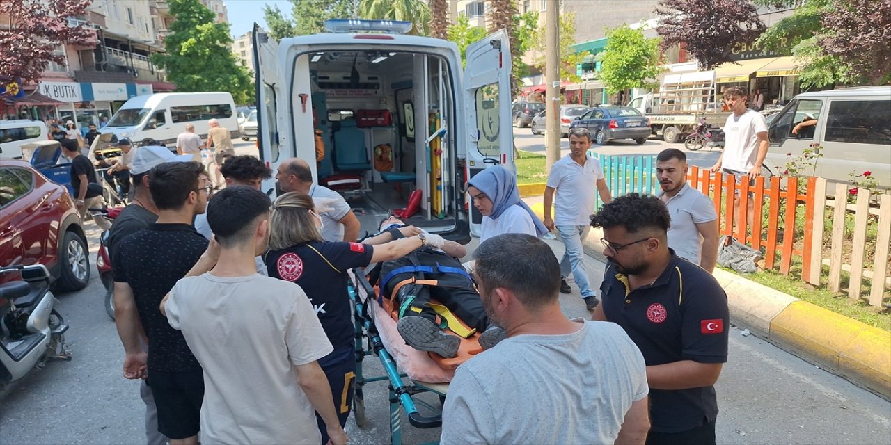 Samsun'da motosiklet yayaya çarptı, 2 kişi yaralandı