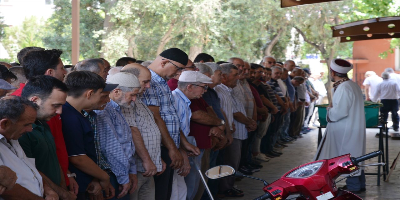 Manisa'da arıların soktuğu bal üreticisi hayatını kaybetti.