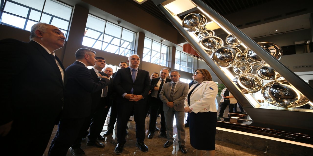 Bakanı Ersoy, Gaziantep'te Kelime-i Tevhid sergisini gezdi.