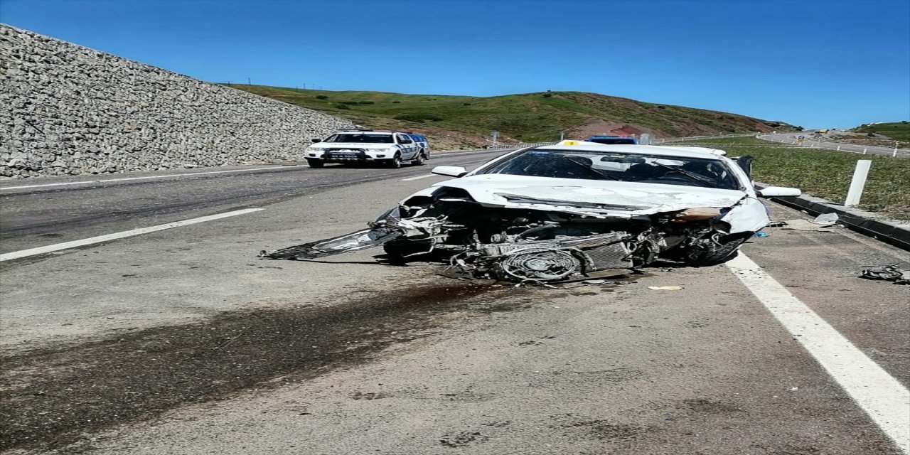 Sinop’ta otomobille hafif ticari aracın çarpıştığı kazada 4 kişi yaralandı