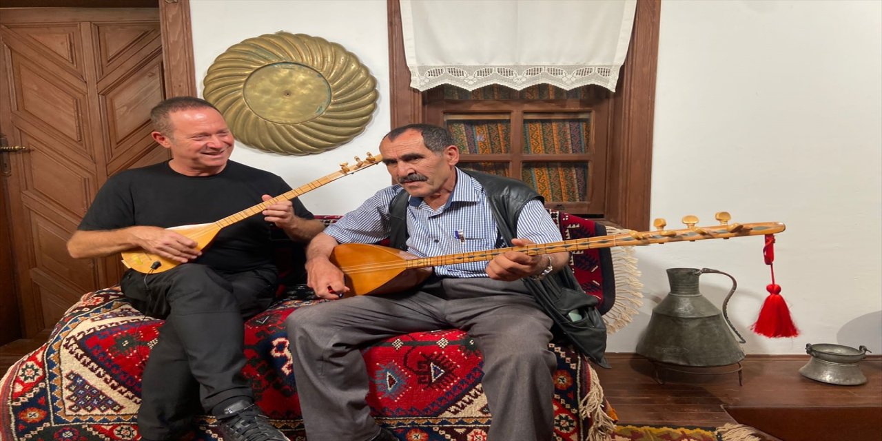 Sümer Ezgü, TRT'de yayımlanan programını Antalya'da çekti