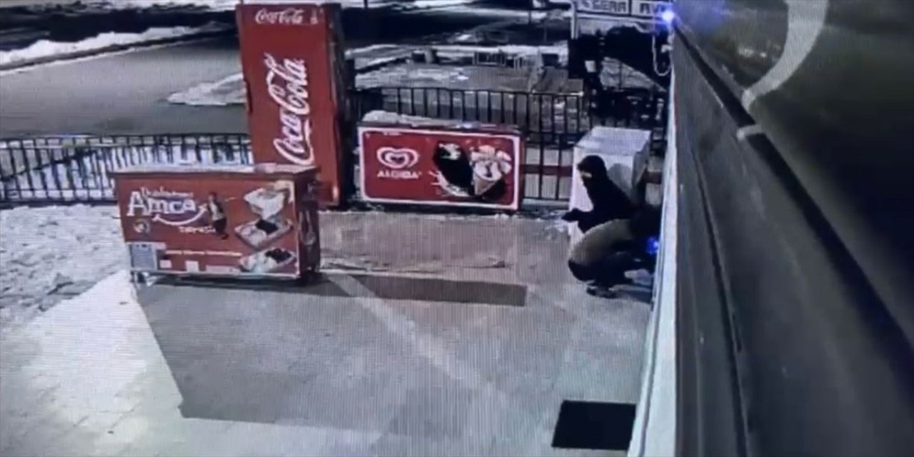 Diyarbakır'da hırsızlık yaptıkları iddiasıyla 15 kişi yakalandı.