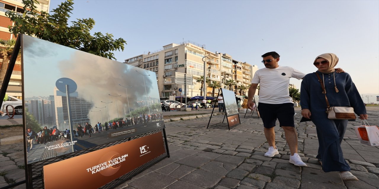 İzmir'de 15 Temmuz Demokrasi ve Milli Birlik Günü kapsamında 3 boyutlu LED Kule'de gösterim yapıldı