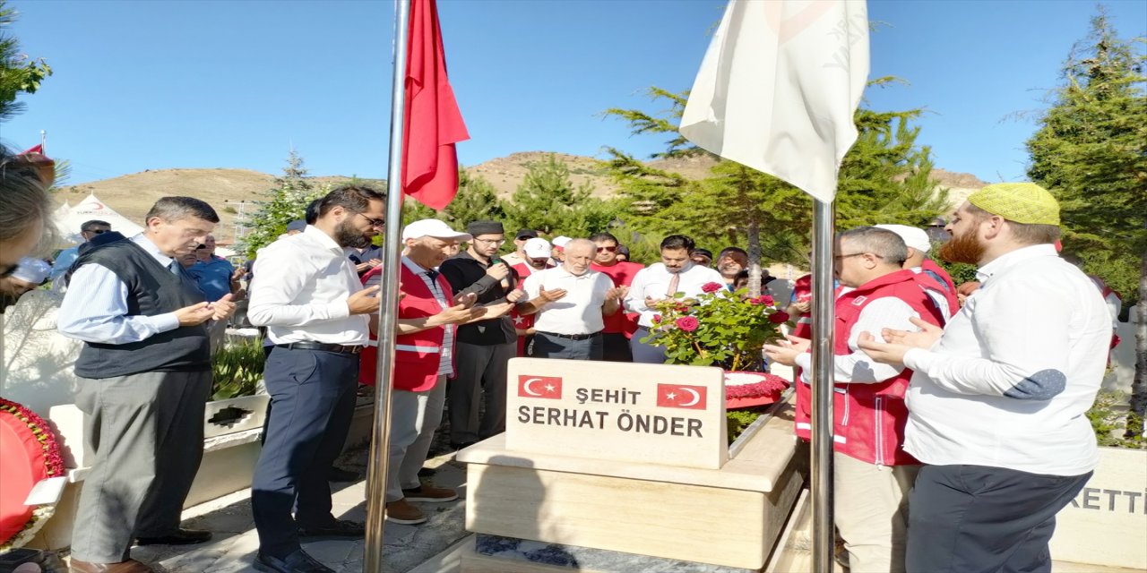 15 Temmuz şehidi Serhat Önder kabri başında anıldı