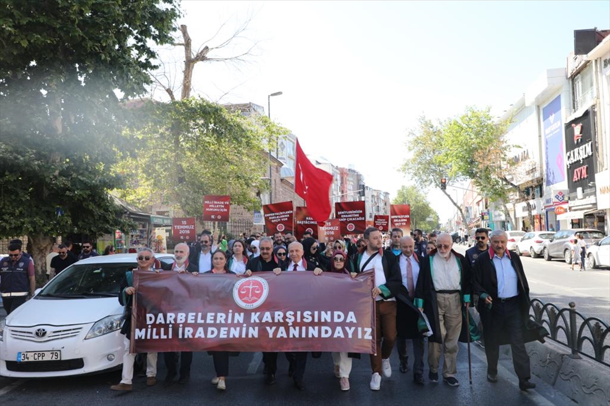 İstanbul 2 Nolu Barosu avukatlarından cübbeli 15 Temmuz yürüyüşü