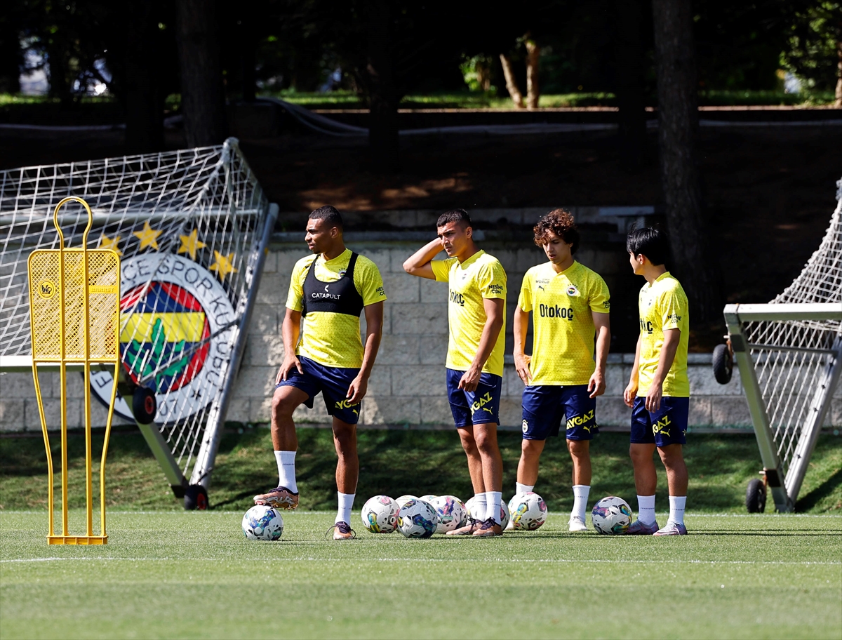 Fenerbahçe, yeni sezon hazırlıklarını İstanbul'da sürdürdü