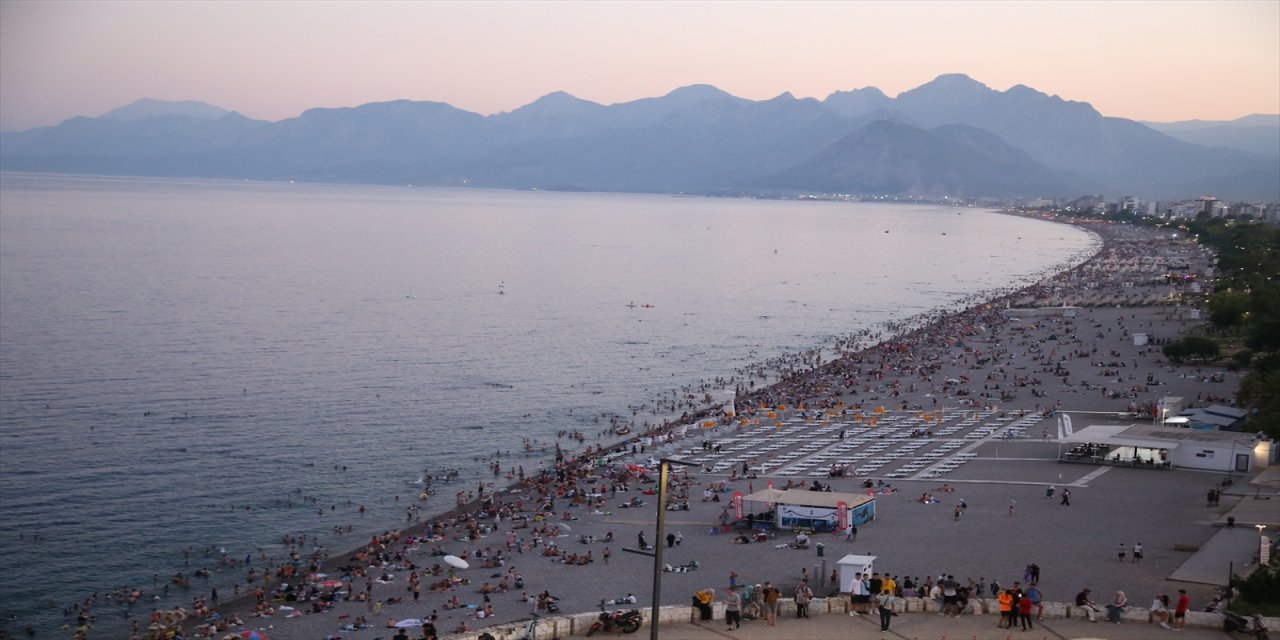 Konyaaltı Sahili'nde akşam yoğunluğu