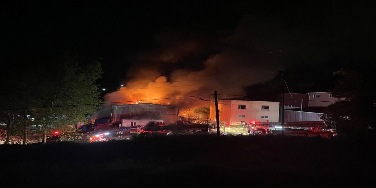 Sinop'ta inşaat firmasına ait depodaki yangına müdahale ediliyor