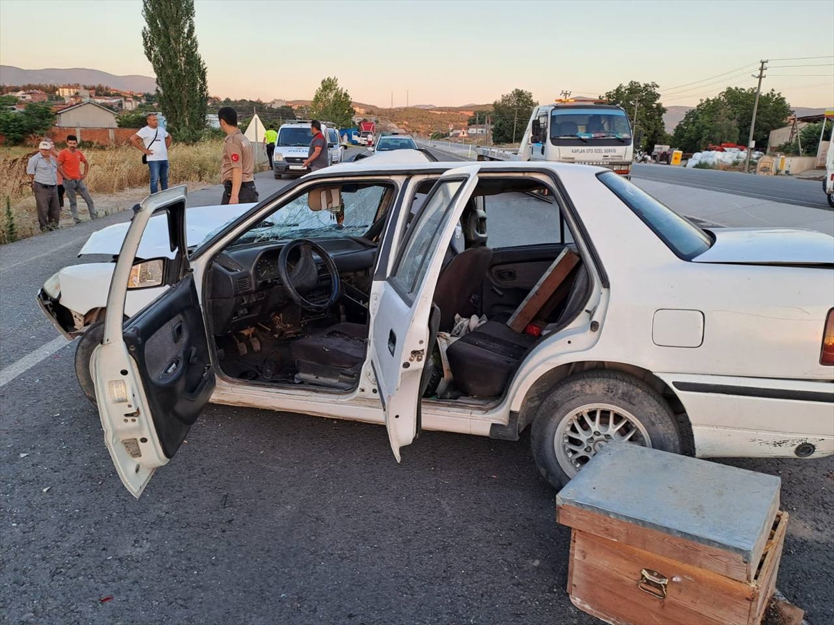 Balıkesir'de çarpışan iki otomobildeki 6 kişi yaralandı