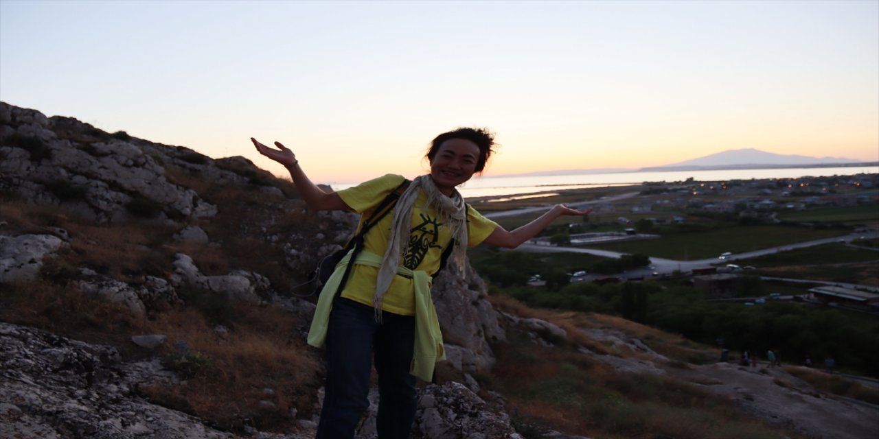 Japon turistler Doğu Anadolu'nun tarihi yapılarını geziyor.