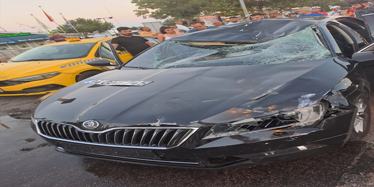 Kadıköy'de otomobilin çarptığı bisikletin sürücüsü hayatını kaybetti.