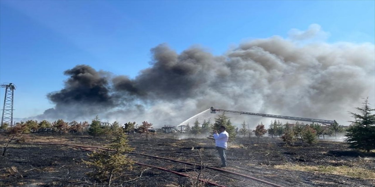 Çorum Sanayi Sitesi'ndeki hurdalıkta çıkan yangına müdahale devam ediyor.