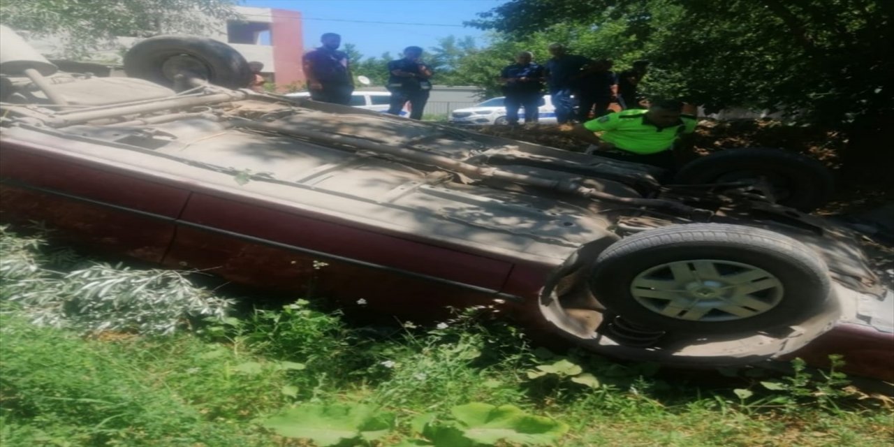 Malatya'da devrilen otomobildeki 5 kişi yaralandı