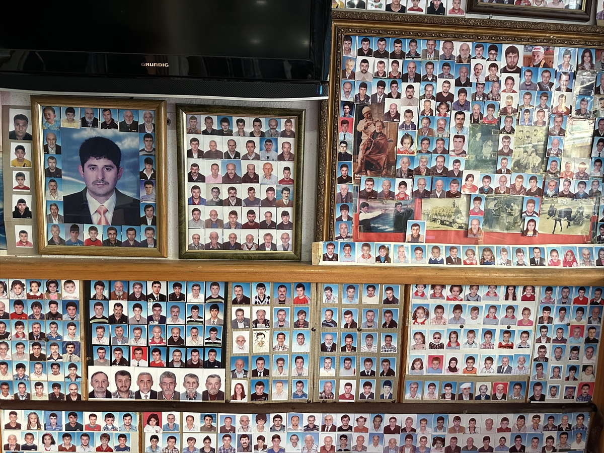 Müşterilerinin vesikalık fotoğraflarını 38 yıldır dükkanında sergiliyor