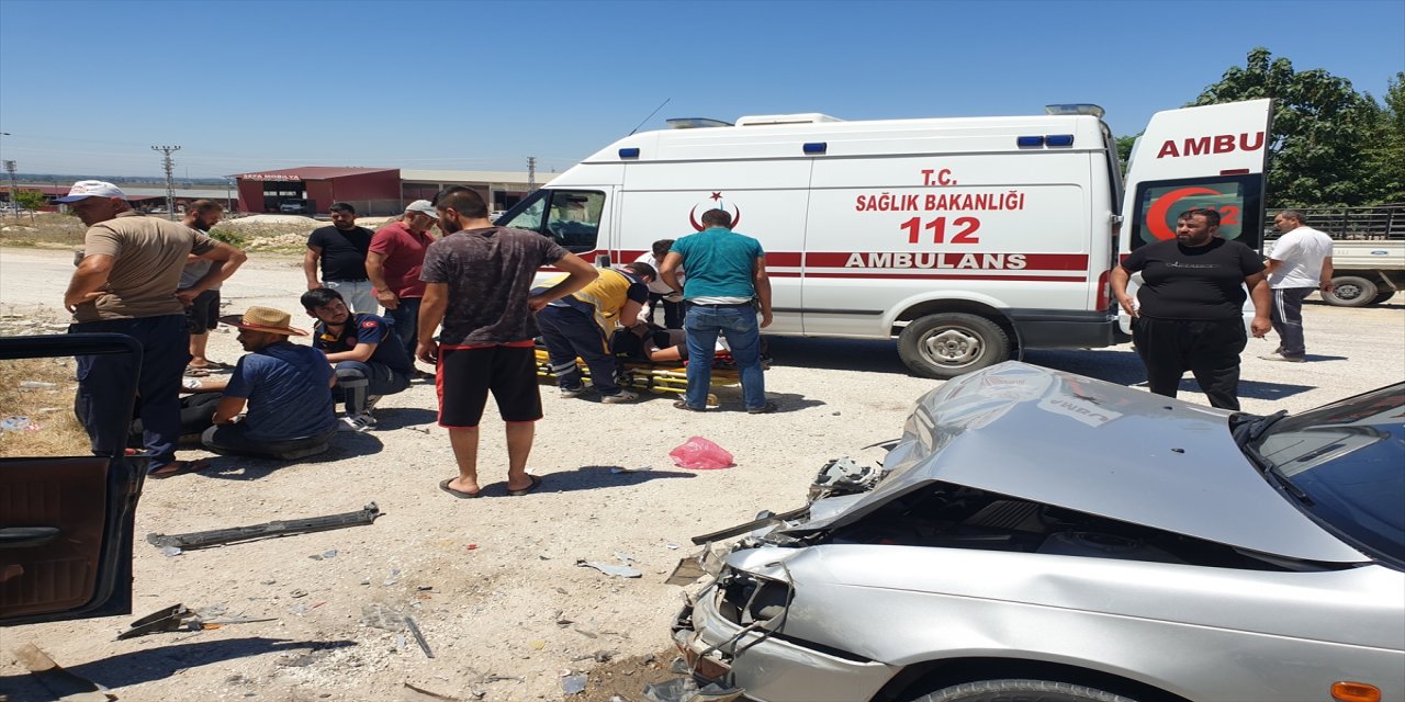 Osmaniye'de iki otomobil çarpıştı, 4 kişi yaralandı