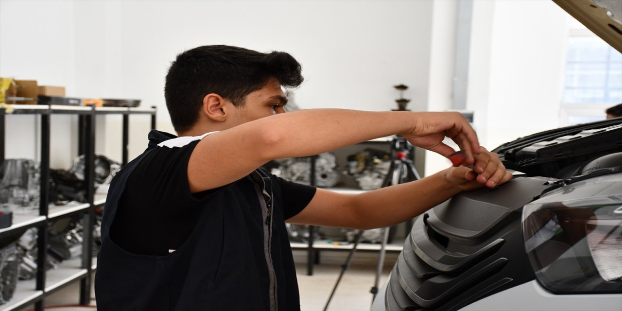 Sanayi şehri Bursa'nın meslek liseleri yaz tatilinde de üretiyorlar.