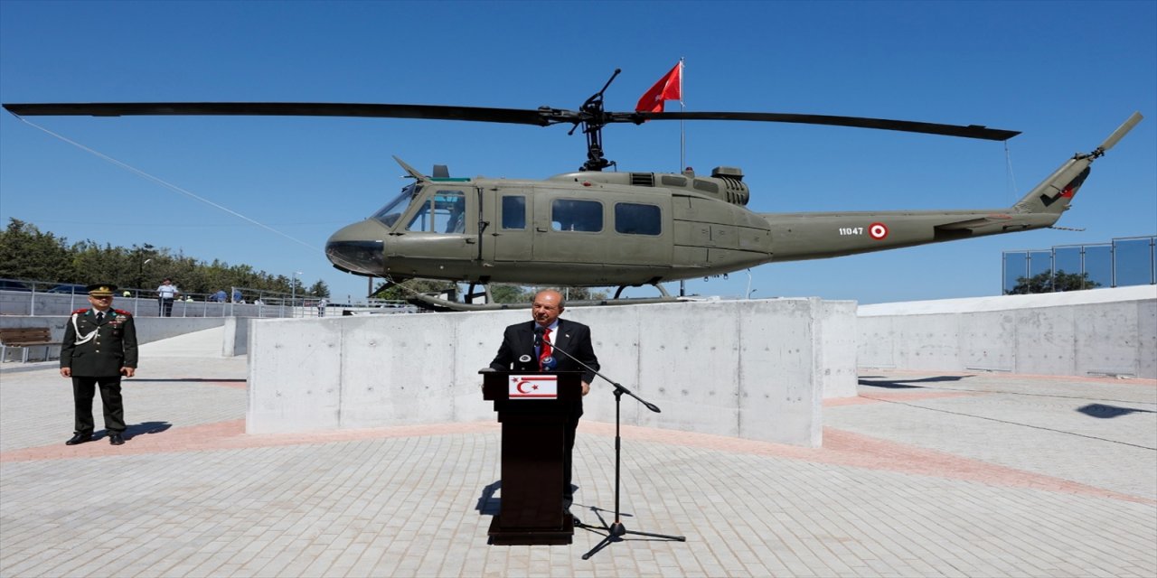 Kıbrıs Barış Harekatı'nda yer alan askeri helikopter çıkarmanın yapıldığı plajda sergileniyor
