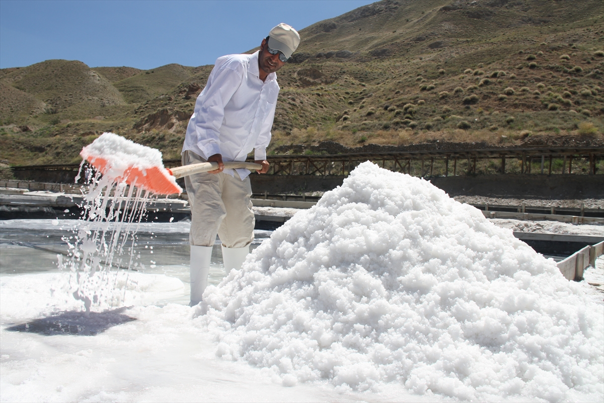 Kemah tuzu üreticileri bunaltıcı sıcaklarda mesai yapıyor