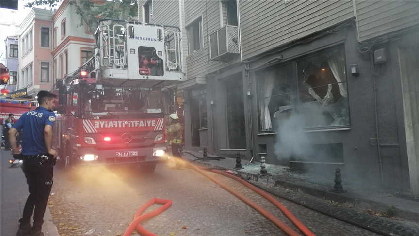 GÜNCELLEME - Sultanahmet'te otelde çıkan yangın söndürüldü