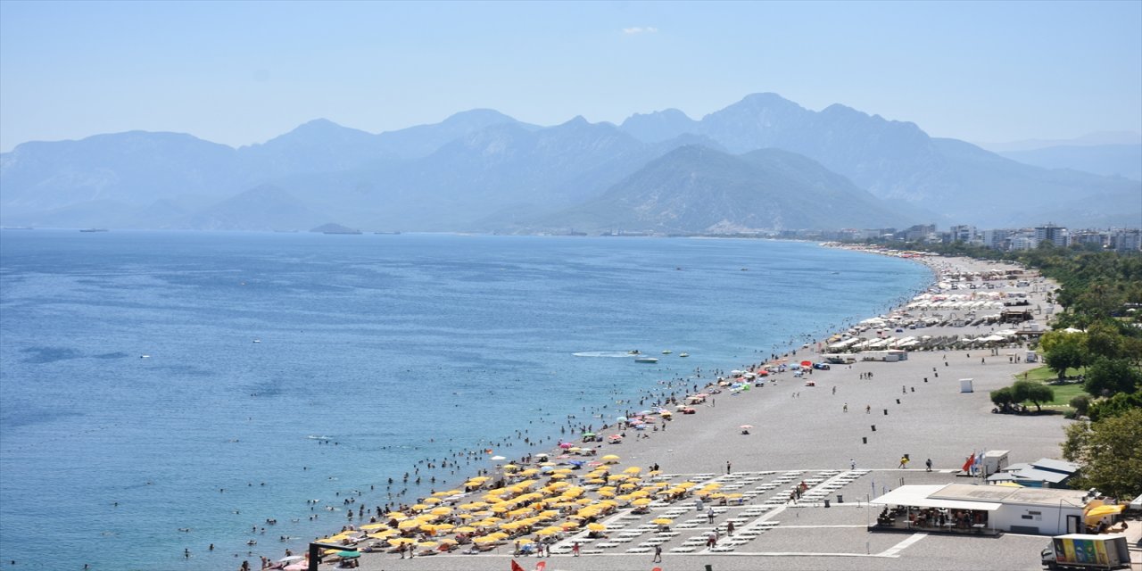 Antalya'da sıcak hava etkili oluyor