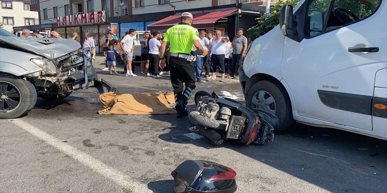 Düzce'de 2 araçla çarpışan motosikletin sürücüsü öldü, 2 çocuğu ağır yaralandı