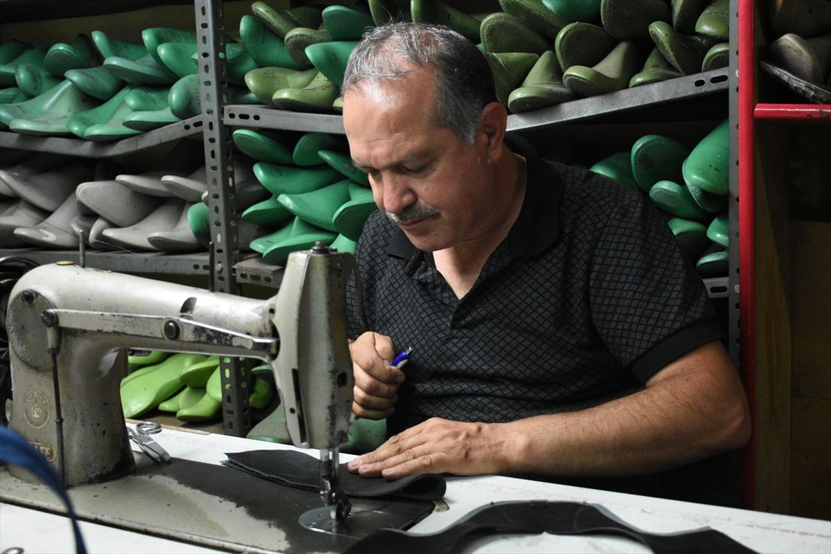 Sığır ve keçi derisinden 43 yıldır el yapımı ayakkabı üretiyor