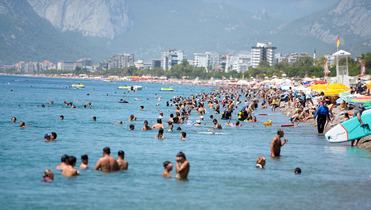 Antalya'da sıcak hava bunaltıyor