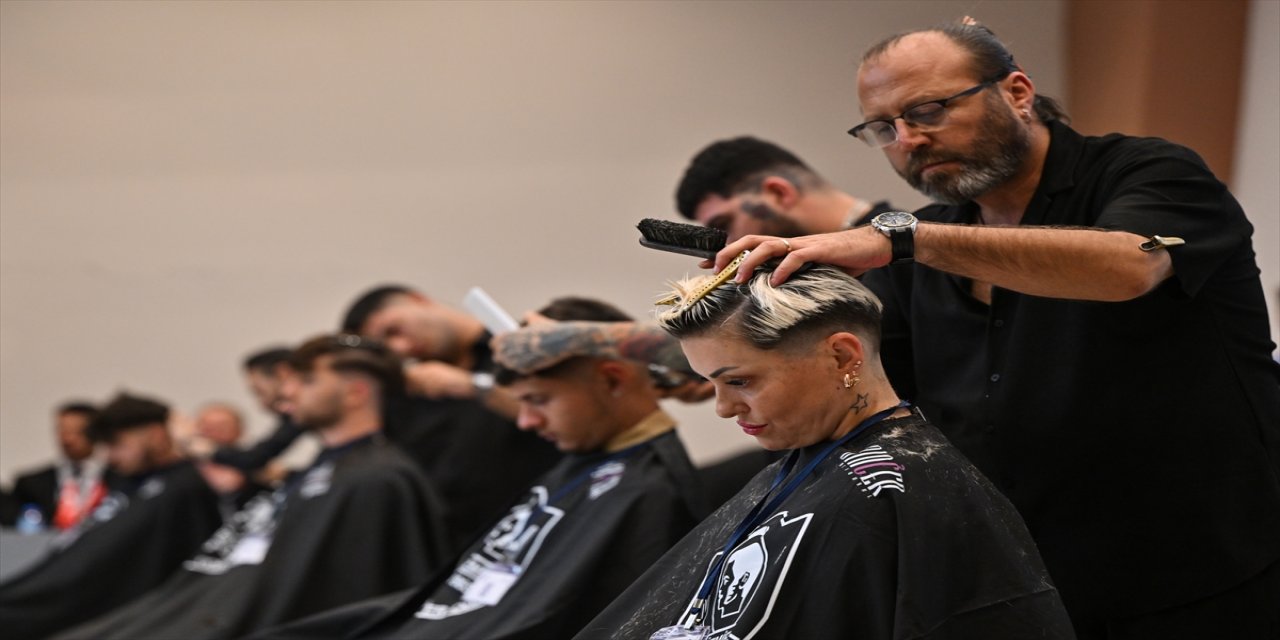 İzmir'de berberler, "Kesim Yarışması"nda hünerlerini gösteriyor.