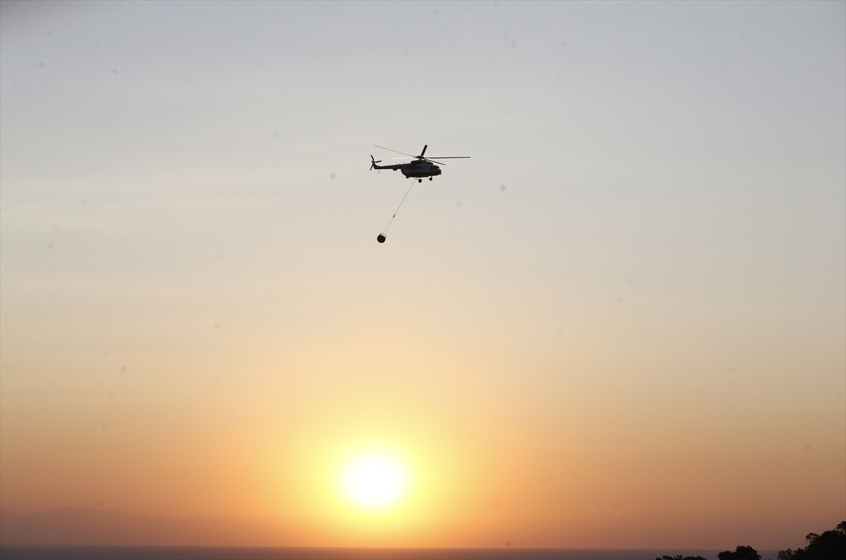 Antalya'nın Kemer'de yangınına havadan ve karadan müdahale ediliyor