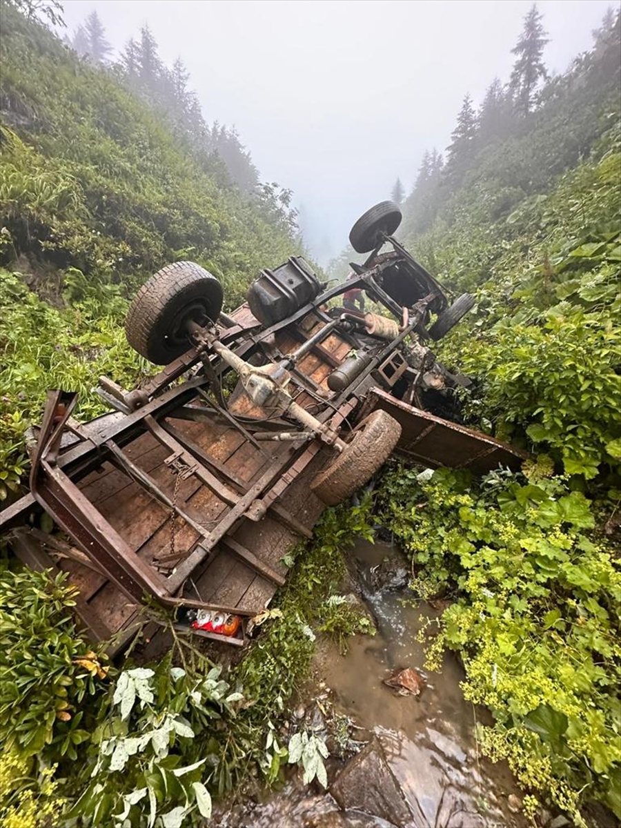 Çamlıhemşin’de Uçuruma Yuvarlanan uçuruma yuvarlanan kamyonette 1 kişi öldü