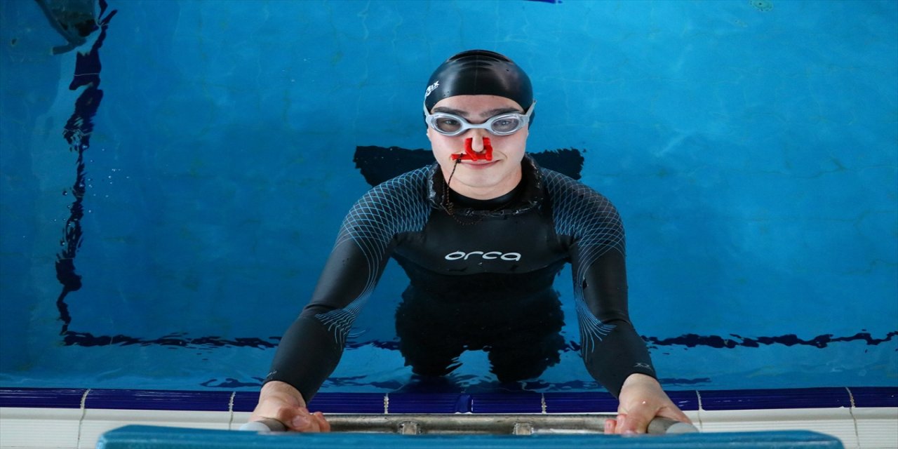 Yüzmeyle başladı, serbest dalışta madalyaları kazandı.