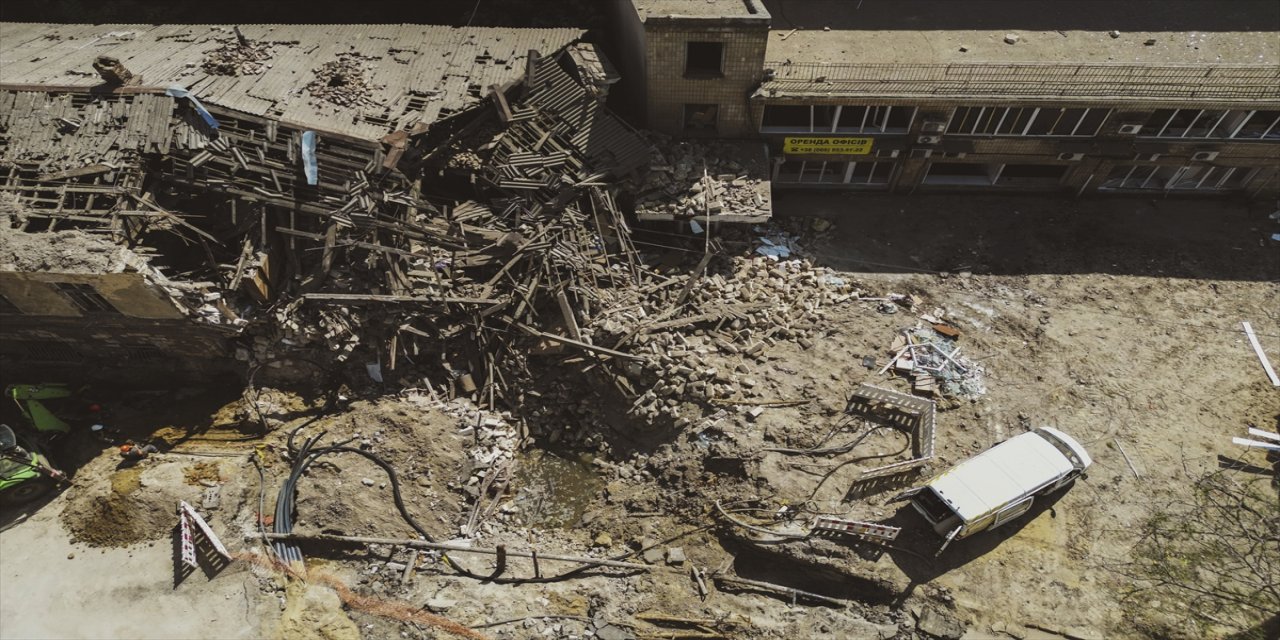 Odessa'da Rus saldırıları sonrası enkaz kaldırma çalışmaları sürüyor