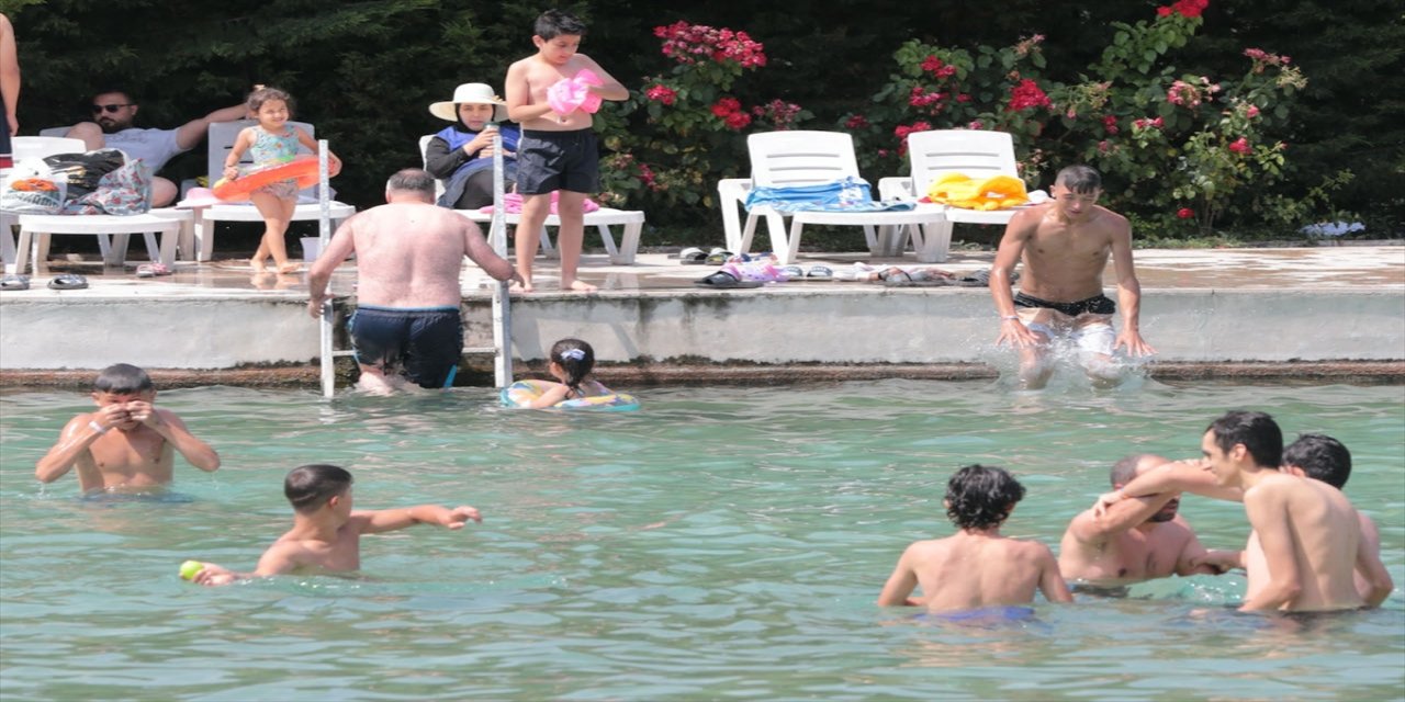 Bolulular sıcağa karşı travertenlere akın etti.