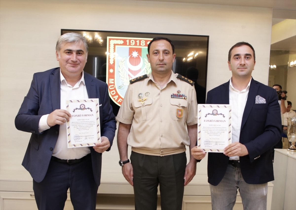 Azerbaycan Savunma Bakanı AA muhabirlerine ödül verdi