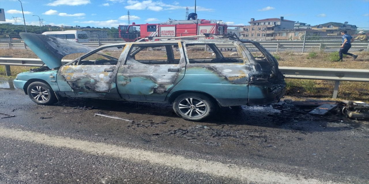 Sancaktepe'de seyir halinde ki otomobil alev aldı.