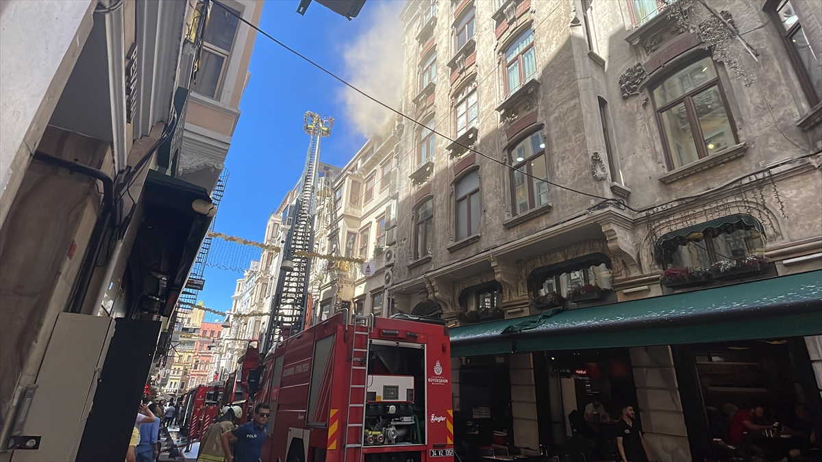 Beyoğlu İstiklal Caddesi’nde 4 katlı binanın çatısında çıkan yangın söndürüldü