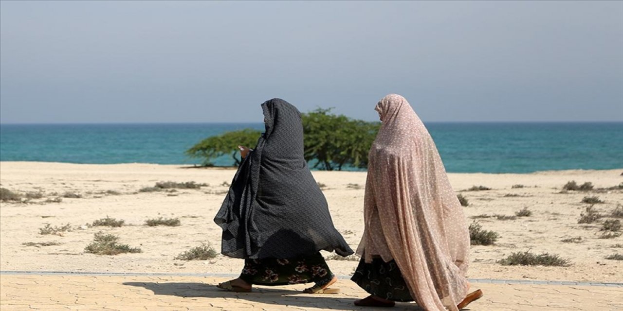 İran genelinde aşırı sıcaklar nedeniyle 2 gün tatil yapıldı.