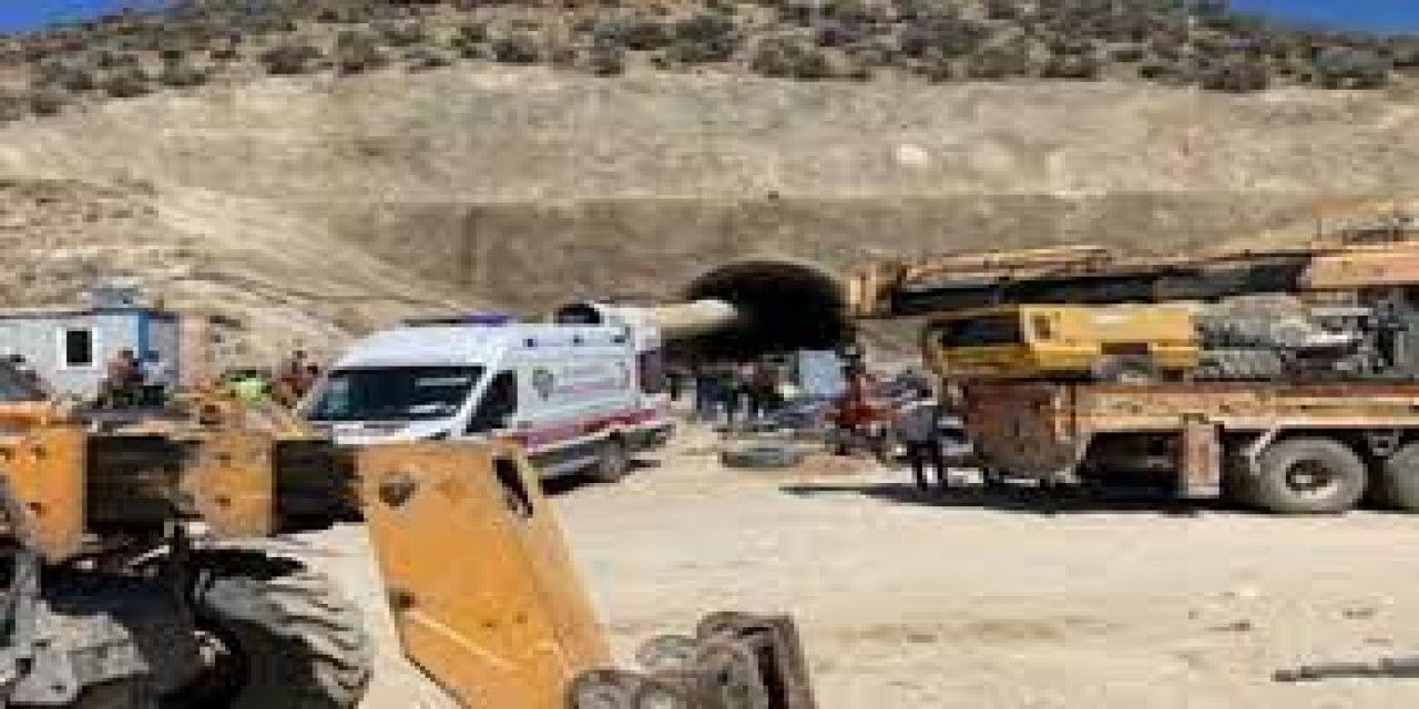 Üzerine kaya düşen iş makinesindeki operatör hayatını kaybetti.