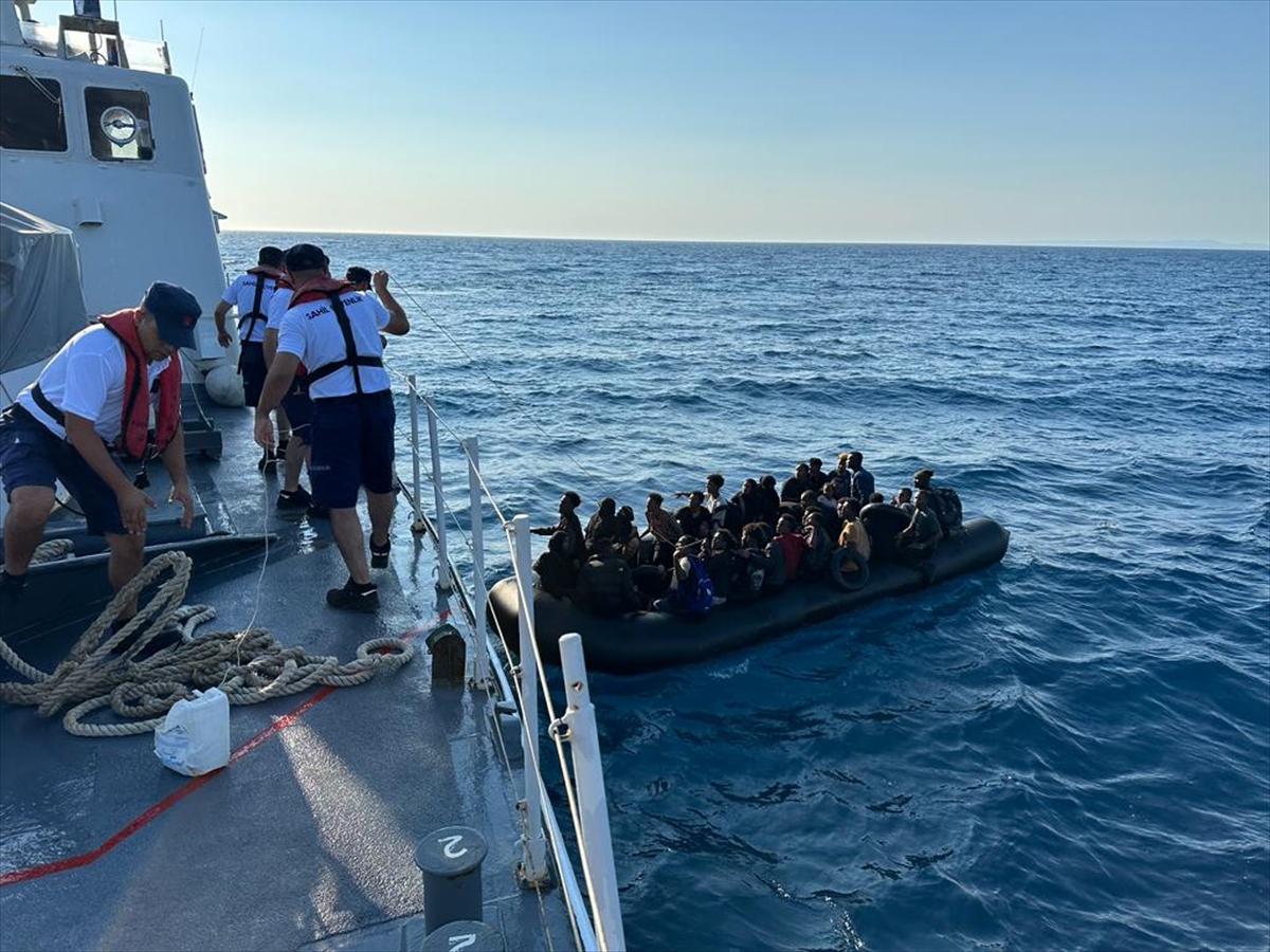 İzmir açıklarında geri itilen 41 düzensiz göçmen kurtarıldı