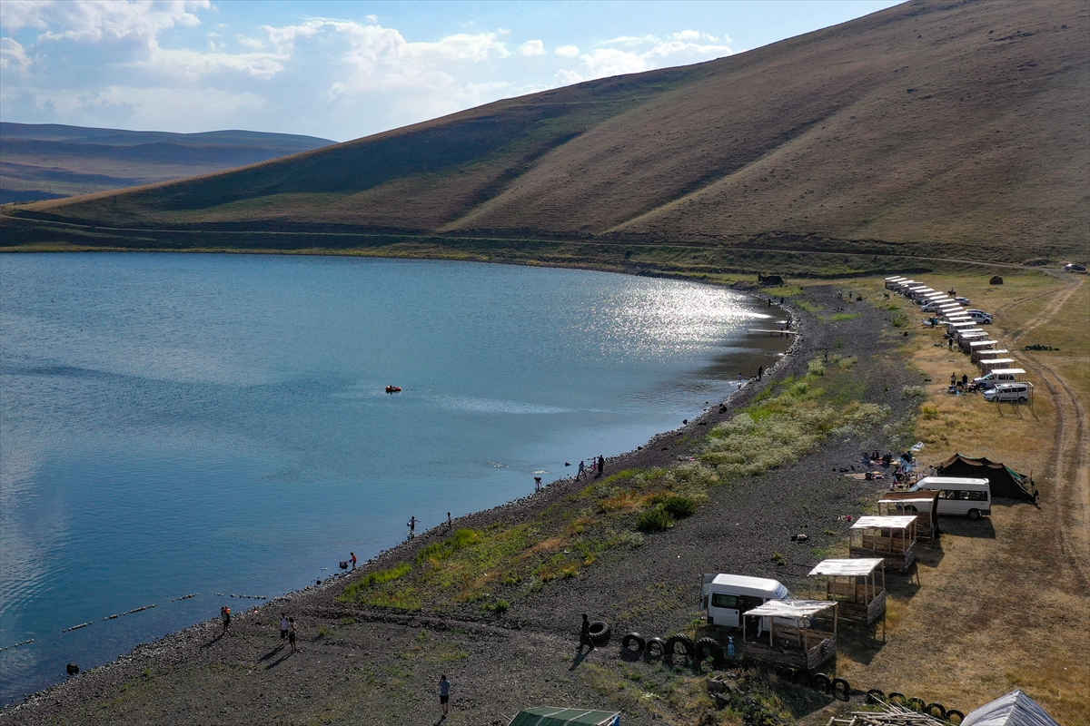 Sıcaktan bunalanlar 2 bin 241 rakımlı Balık Gölü'ne kamp kuruyor