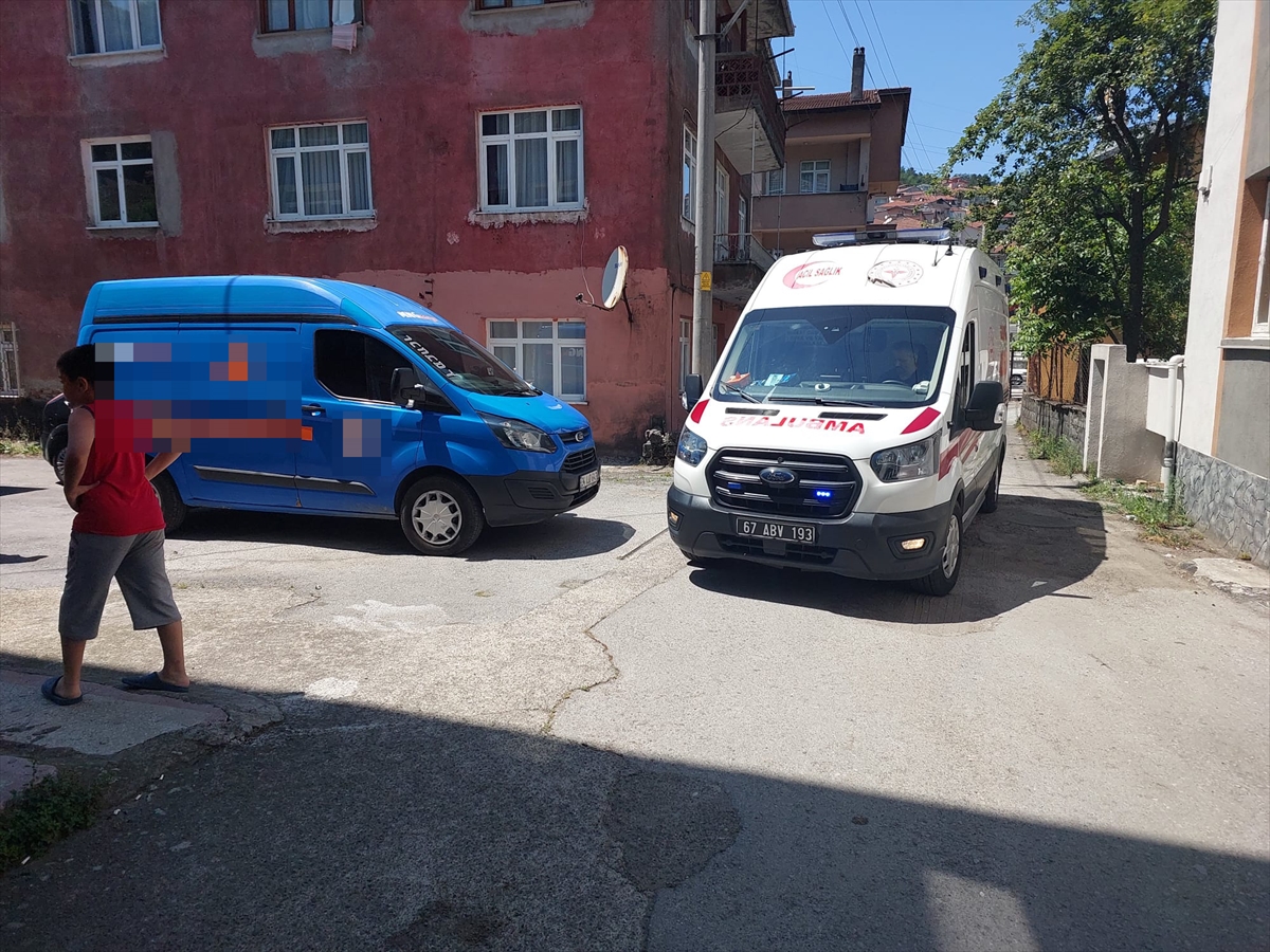 Zonguldak'ta kargo aracının çarptığı çocuk ağır yaralandı