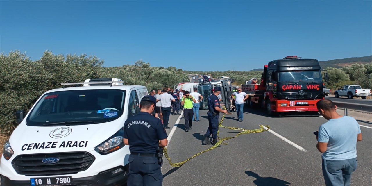 Balıkesir'de beton mikseri devrildi sürücüsü hayatını kaybetti.